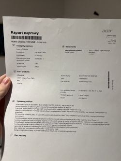 Zdjęcie raportu naprawy laptopa Acer w ręce osoby, przedstawiające szczegóły zgłoszenia i opis problemu.