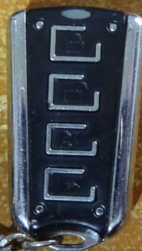 Jak rozpoznać model alarmu w Oplu Omega na podstawie pilota?