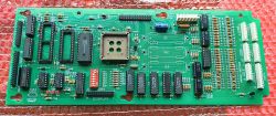 Zmontowana płytka PCB leżąca na czerwonym materiale ochronnym.