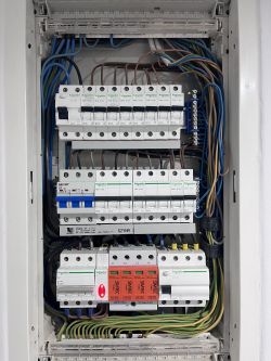 Rozdzielnica elektryczna z bezpiecznikami i kablami.