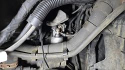 Fragment komory silnika z widocznym elektromagnesem rozrusznika i wiązką przewodów