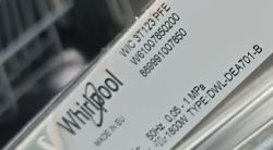 Zbliżenie na etykietę zmywarki Whirlpool WIC 3T123 PFE