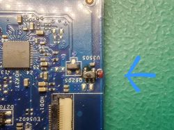 Spalony element elektroniczny zaznaczony niebieską strzałką na płycie głównej LA-D071P