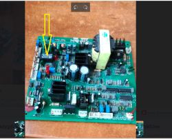 Zbliżenie na płytkę PCB z oznaczonym przekaźnikiem HF3FA