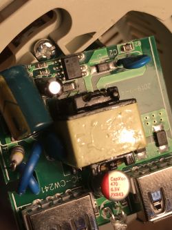 Gniazdo elektryczne z wbudowaną, dwuportową ładowarką USB - mini test + teardown Gniazdo elektryczne z wbudowaną, dwuportową ładowarką USB - mini test + teardown