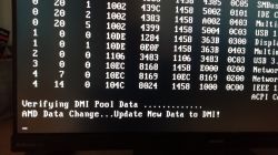 Ekran komputera zatrzymany na komunikacie BIOS z procesem weryfikacji DMI Pool Data.