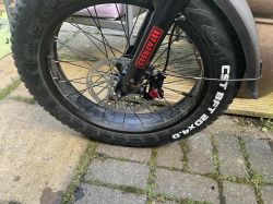 Przednie koło roweru z zamontowanym nowym zestawem hamulcowym i tarczą hamulcową 180 mm.