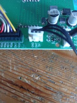 Zbliżenie płytki PCB z białym złączem 3-pin opisanym: GND, DAT, 5V