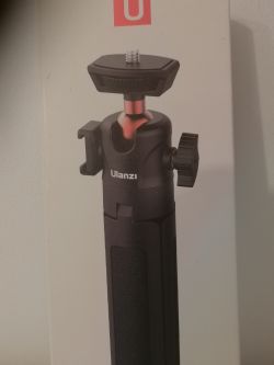 Uchwyt statywowy Ulanzi na tle białego opakowania.