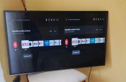 TV screen showing no Internet connection and multimedia app icons