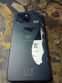 Tył uszkodzonego telefonu Myphone N23 Plus 5G z pękniętym panelem i widoczną baterią