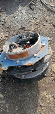 Uszkodzone urządzenie elektroniczne z widocznym wypaleniem wewnętrznym
