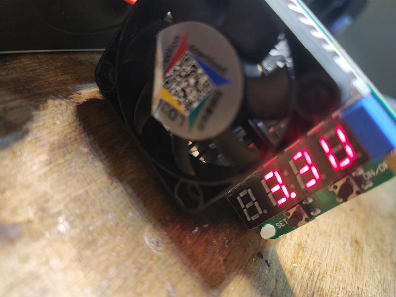 Przedłużacz/listwa 2m 4 gniazda i 3 USB za 35 zł o tajemniczej wydajności prądowej