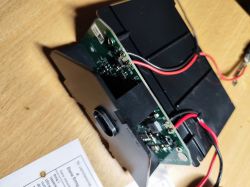 Uszkodzona płytka obwodowa z przewodami i elementami elektronicznymi.