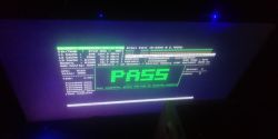 Ekran pokazujący wynik testu pamięci RAM za pomocą programu PassMark MemTest86. Na ekranie widnieje duży napis PASS oznaczający pomyślne zakończenie testu bez błędów.