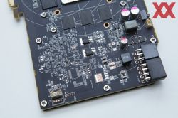 Jaką funkcję pełni sekcja na zdjęciu karty RX 580 po zwarcie wentylatora?