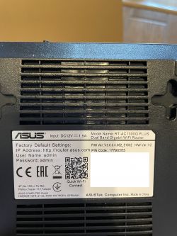 Etykieta informacyjna na spodzie routera Asus RT-AC1300 G PLUS.