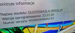 Zbliżenie na ekran telewizora z informacją o modelu OLED55B42LA i wersji oprogramowania 23.23.30