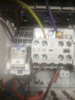 Sterowanie 3 silnikami tartaku (5,5 kW, 0,75 kW, 0,75 kW) za pomocą falownika - pamięć, opcje