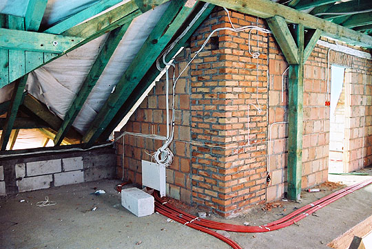 Instalacja na poddaszu i rura od gazu Instalacja na poddaszu i rura od gazu