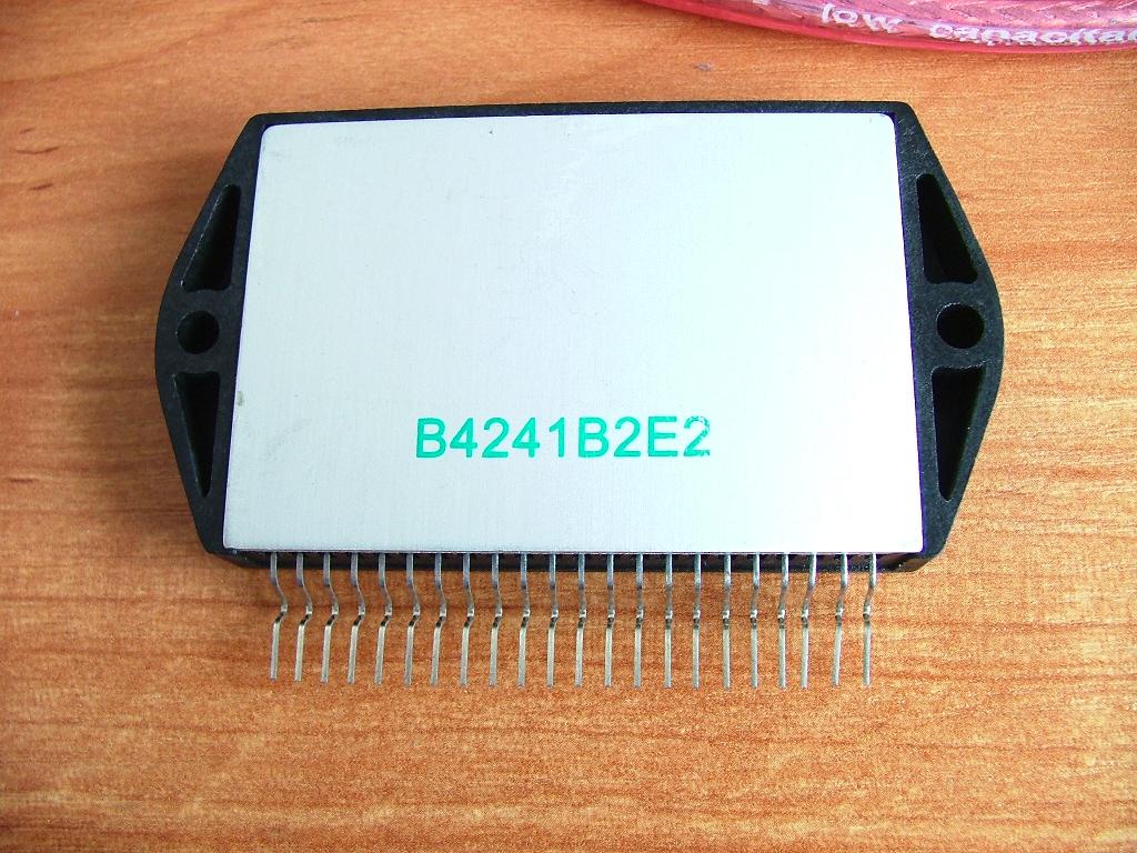 Czy SHARP SYSTEM 7700 wymaga dodatkowego zasilacza do działania?