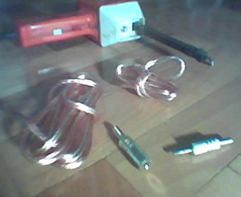 Jakie napięcie występuje na stykach portu USB i czy można podłączyć diodę LED?