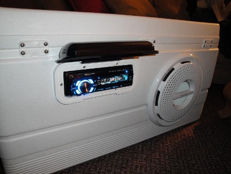 Radio stereo w lodówce turystycznej