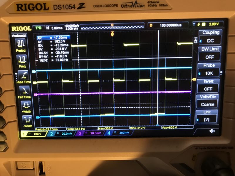 Ekran oscyloskopu pokazujący przebieg napięcia.