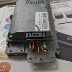 Moduł elektroniczny z widocznym złączem i przewodami