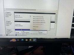 Zrzut ekranu menedżera dysków Windows z widocznymi dyskami i opcjami tworzenia wolumenów.