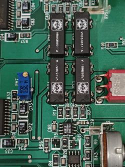 Zbliżenie płytki PCB z czterema układami VR05R051, trymerem RV7 i złączem DB