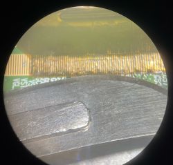 Zbliżenie na taśmę matrycy i płytkę kontrolera pod mikroskopem.