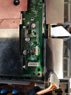 Zbliżenie na płytę główną PS1 SCPH-5502 z zaznaczeniem złącza CN102