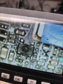 Zbliżenie uszkodzonego układu scalonego na płycie głównej tabletu LINX 12X64