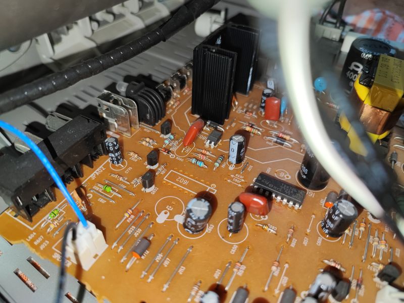 Wnętrze telewizora kineskopowego Daewoo K14C5GT z widoczną płytą główną i komponentami elektronicznymi.
