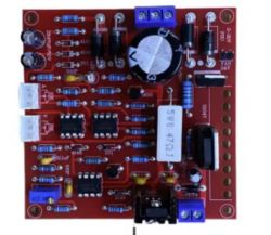 Płytka drukowana zestawu DIY z różnymi komponentami elektronicznymi.