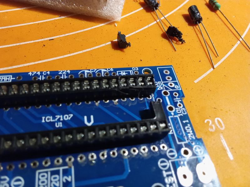 Jak złożyć woltomierz panelowy DIY z układem ICL 7107 z AliExpress? Sprawdzamy dokładność.