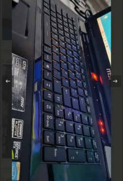 Zbliżenie na klawiaturę laptopa MSI z delikatnym podświetleniem.