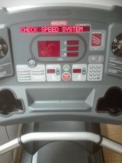 Bieżnia StarTrack pro Elite komunikat "check speed system"