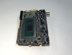 Płytka PCB z układami scalonymi i złączami, w tym metalowym gniazdem po prawej stronie