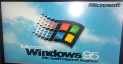 Ekran powitalny Windows 95 z logo i chmurami Logo startowe Windows 95 z tłem chmur i napisem Microsoft Internet Explorer