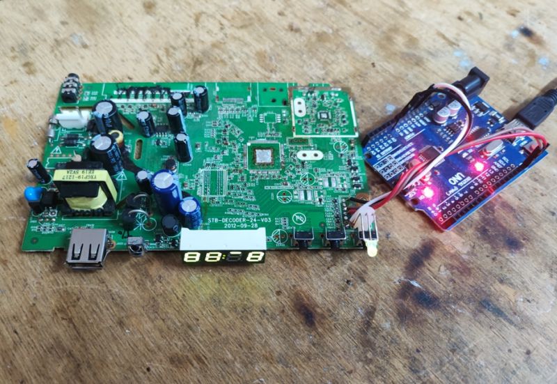 Płyta główna tunera satelitarnego połączona z Arduino z wyświetlaczem LED.