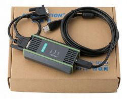 Adapter komunikacyjny MPI-USB na tle kartonu.