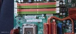 Fragment płyty głównej z gniazdem CPU i slotami RAM marki Acer