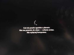 Ekran z komunikatem o cofaniu zmian podczas aktualizacji systemu.