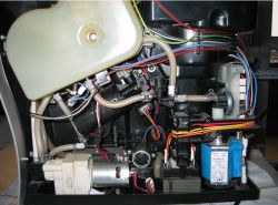 Wnętrze ekspresu Jura Impressa Z9 z widocznymi elementami elektronicznymi i przewodami.