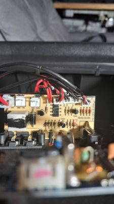 Płytka elektroniczna z kablami i złączami