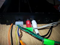 Jak podłączyć telefon do głośników w Nissanie Almera 2000 bez radia?