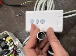 Synchronizacja dwóch siłowników meblowych z osobnymi sterownikami. Chętnie zapłacę za usługę:)