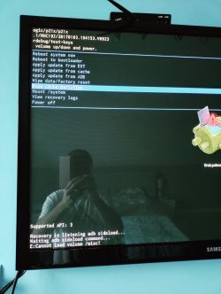 Tryb recovery na ekranie telewizora z zaznaczoną opcją „Wipe cache partition”